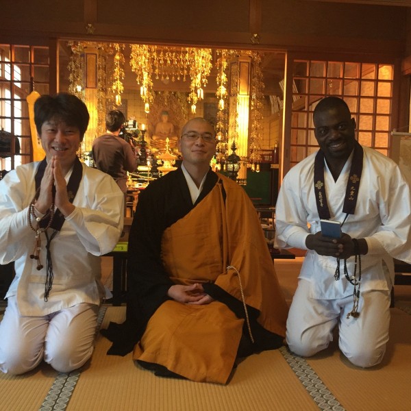 レッド吉田さんとボビーオロゴンさんが仏教道場で修行しました。サムネイル
